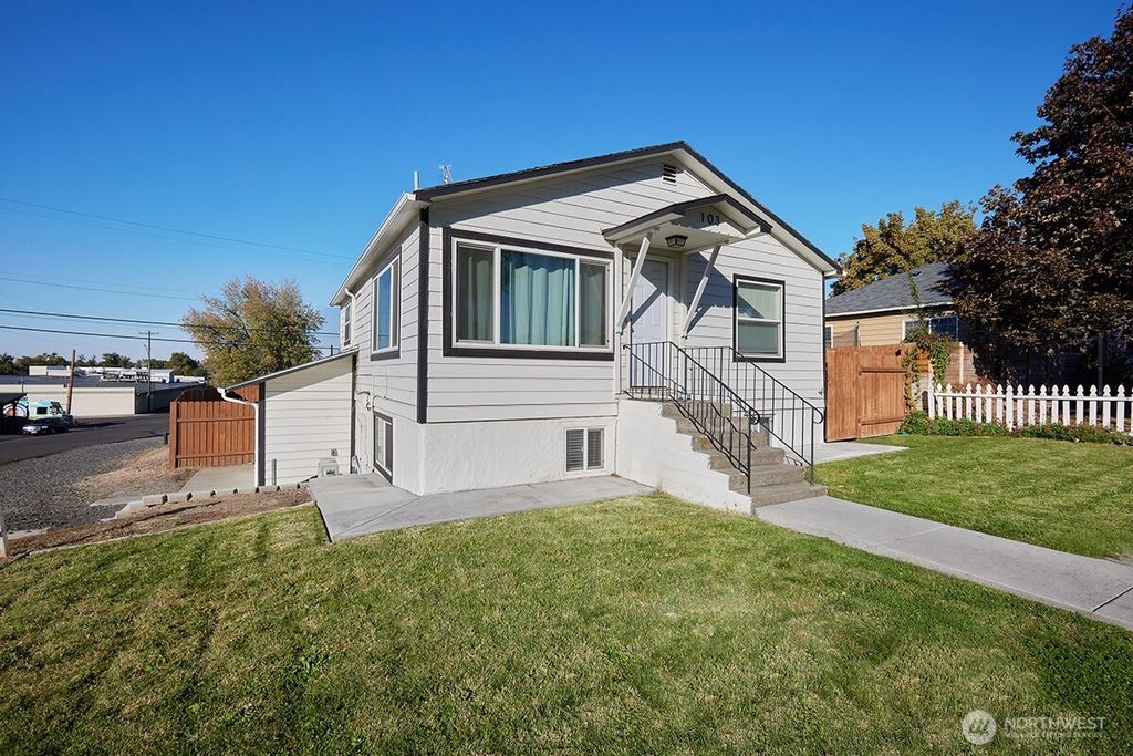 Photo of 103 SE Mountain View Drive, College Place, WA 99324 (MLS # 2446749)
