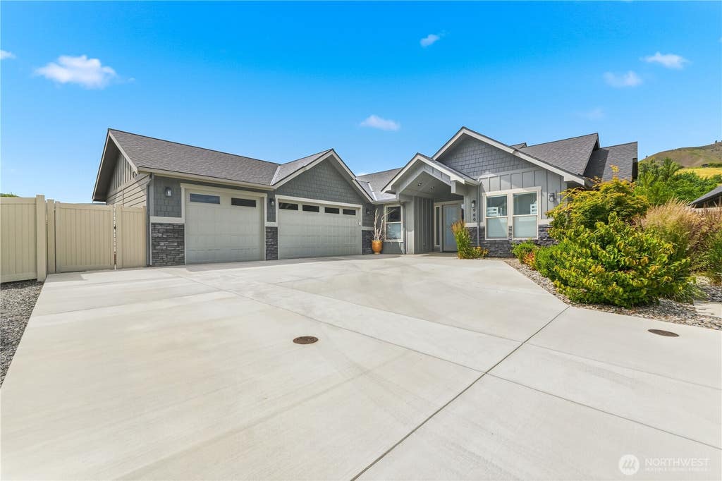 Photo of 966 Bentley Lane, Wenatchee, WA 98801 (MLS # 2540274)