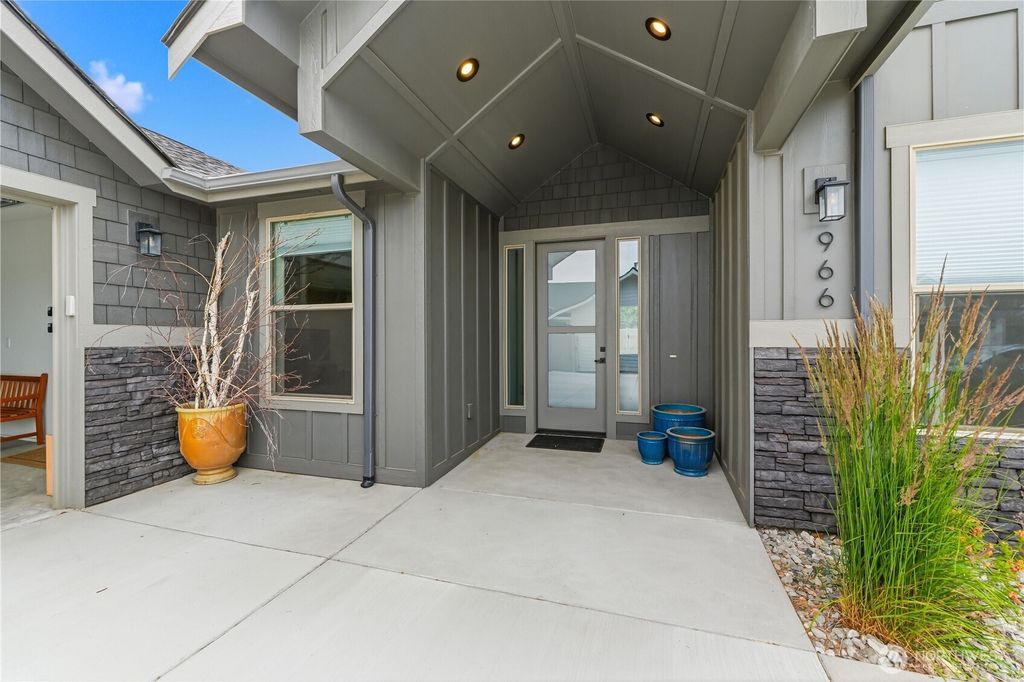 Photo of 966 Bentley Lane, Wenatchee, WA 98801 (MLS # 2540274)