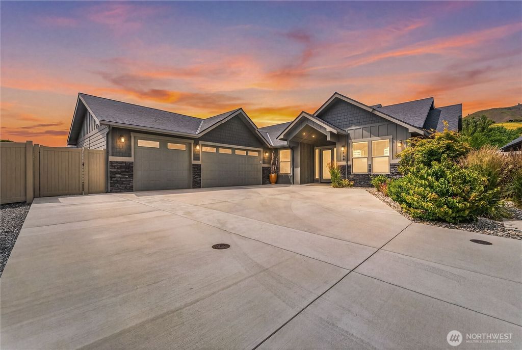 Photo of 966 Bentley Lane, Wenatchee, WA 98801 (MLS # 2540274)