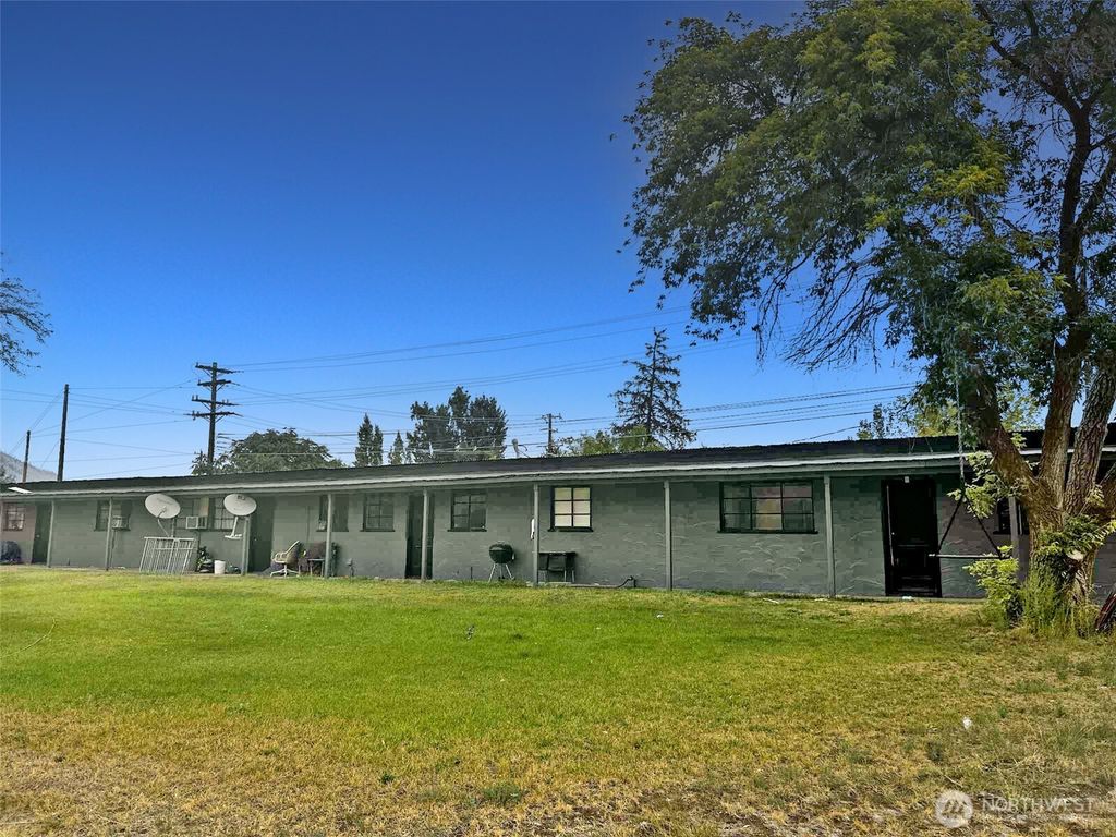 Photo of 616 Columbia Avenue, Bridgeport, WA 98813 (MLS # 2484253)