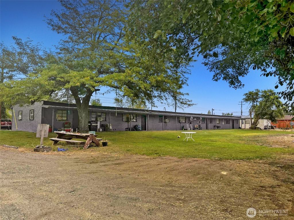 Photo of 616 Columbia Avenue, Bridgeport, WA 98813 (MLS # 2484253)