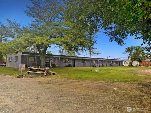 Photo of 616 Columbia Avenue, Bridgeport, WA 98813 (MLS # 2484253)