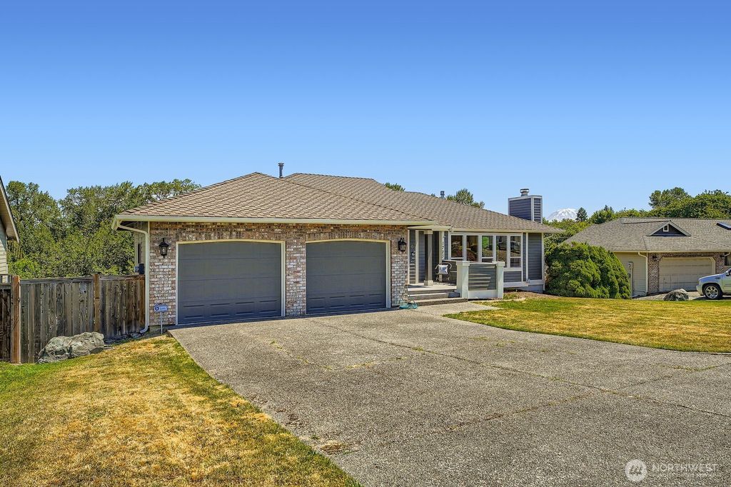 Photo of 1723 26th Street Pl SW, Puyallup, WA 98371 (MLS # 2479725)