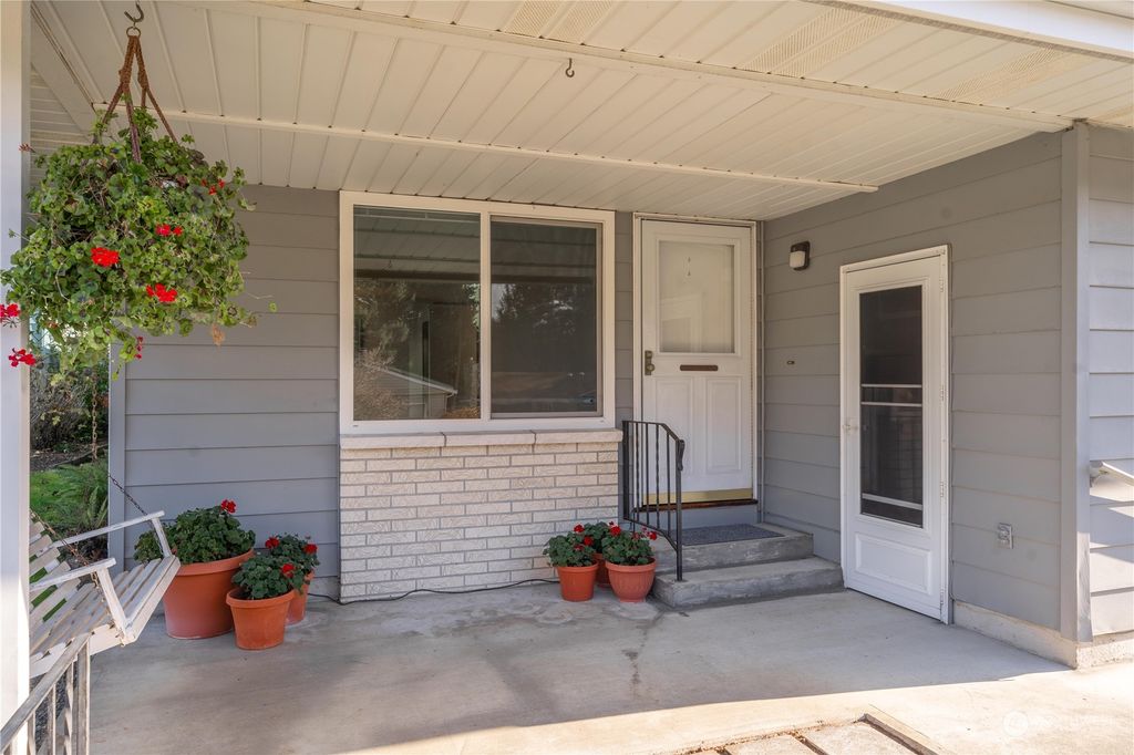 Photo of 24820 11th Avenue S, Des Moines, WA 98198 (MLS # 2183172)