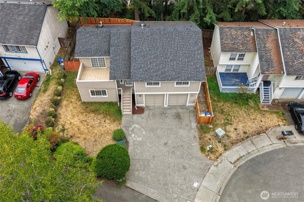 Photo of 919 SW 319th Place, Federal Way, WA 98023 (MLS # 2566784)