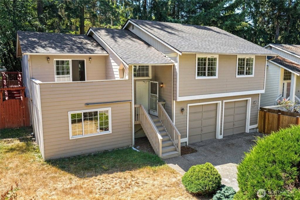Photo of 919 SW 319th Place, Federal Way, WA 98023 (MLS # 2566784)