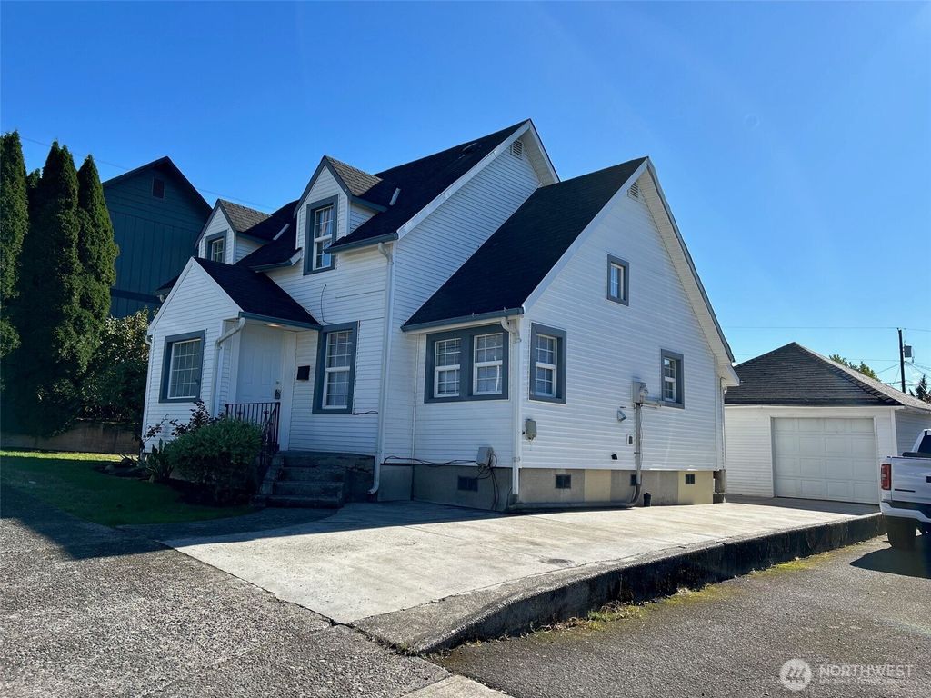 Photo of 504 COWLITZ WAY Street, Kelso, WA 98626 (MLS # 2443873)