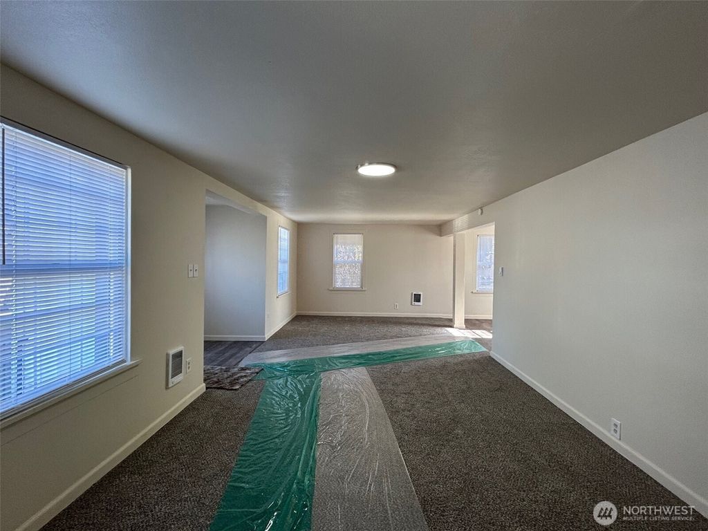 Photo of 504 COWLITZ WAY Street, Kelso, WA 98626 (MLS # 2443873)