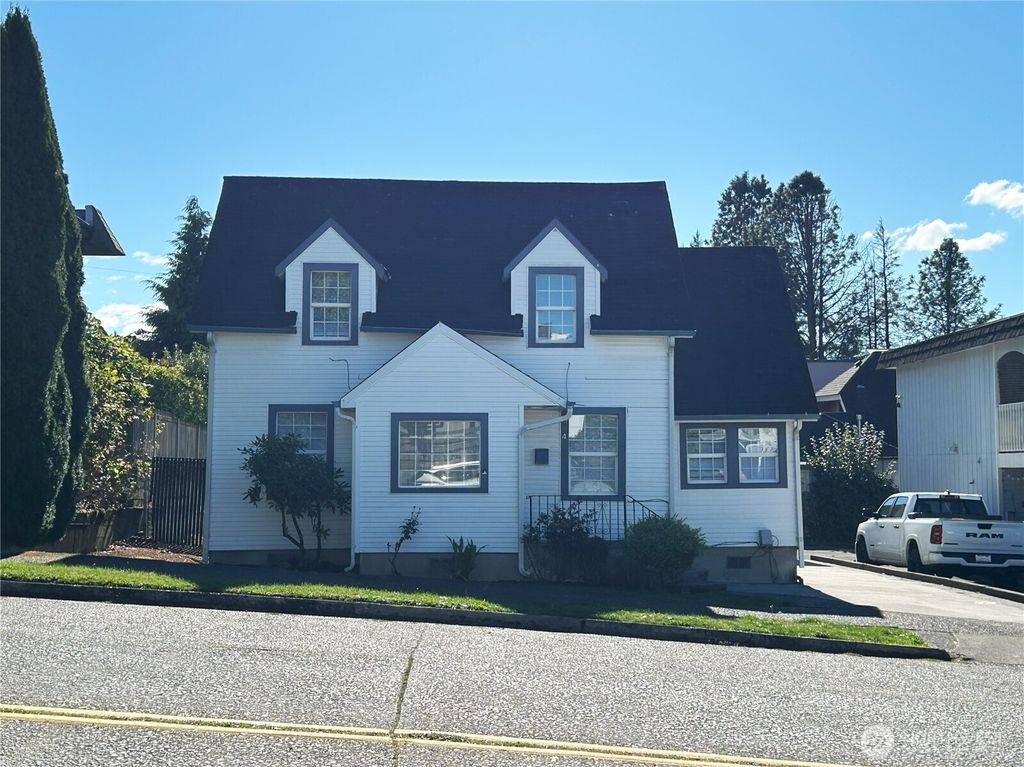 Photo of 504 COWLITZ WAY Street, Kelso, WA 98626 (MLS # 2443873)