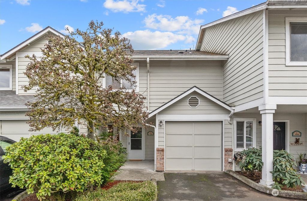Photo of 5004 168th Street SW #B, Lynnwood, WA 98037 (MLS # 2320895)