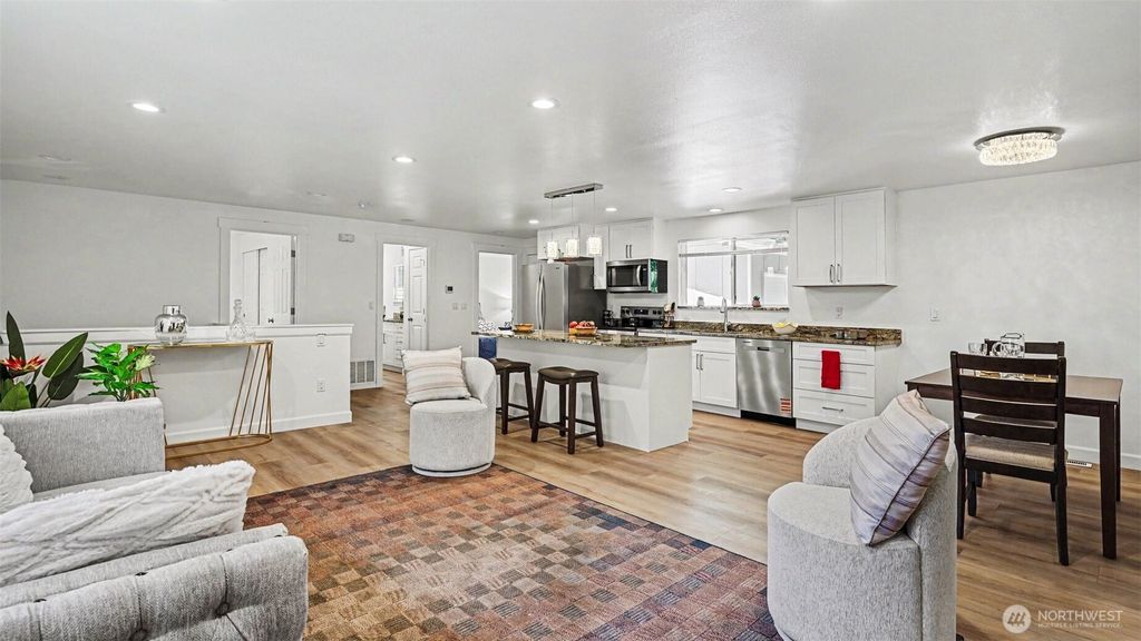 Photo of 11040 40th Avenue NE, Seattle, WA 98125 (MLS # 2516046)