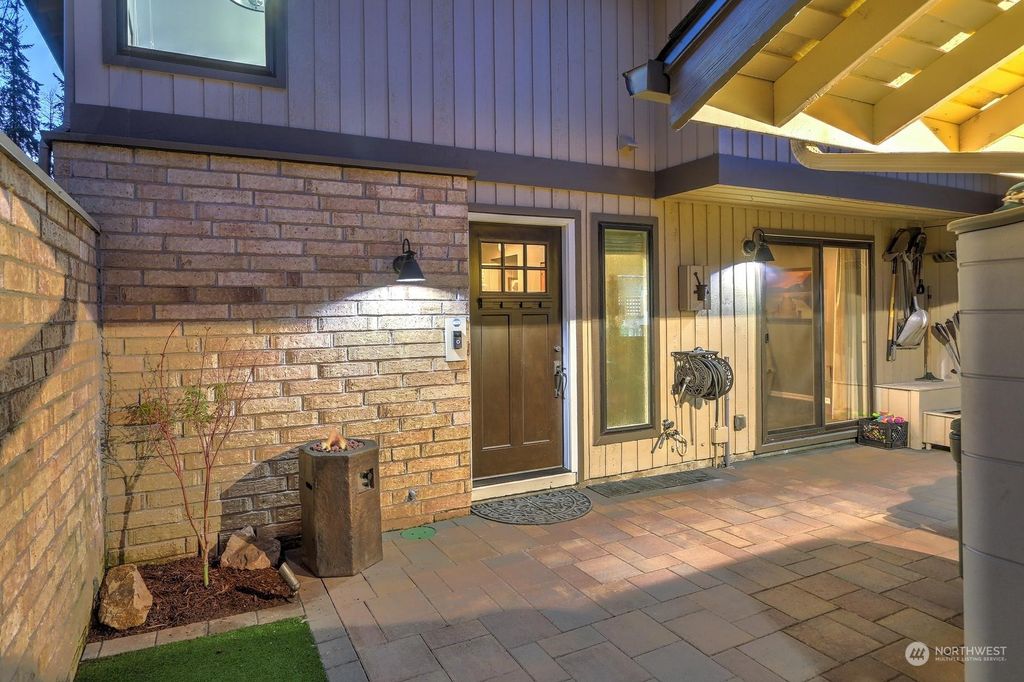 Photo of 6528 NE 171st Place, Kenmore, WA 98028 (MLS # 2059264)