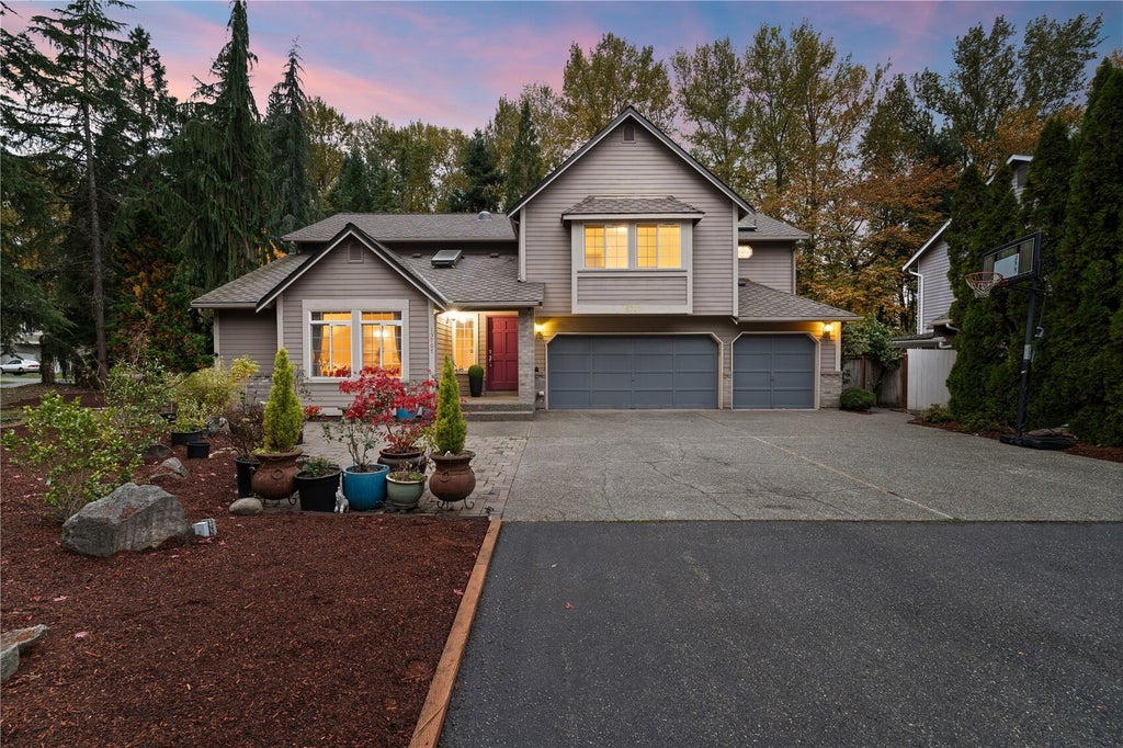 Photo of 15707 138th Place SE, Renton, WA 98058 (MLS # 2599258)