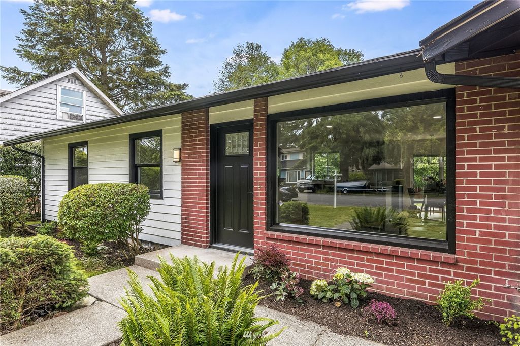 Photo of 25733 19th Avenue S, Des Moines, WA 98198 (MLS # 1971404)