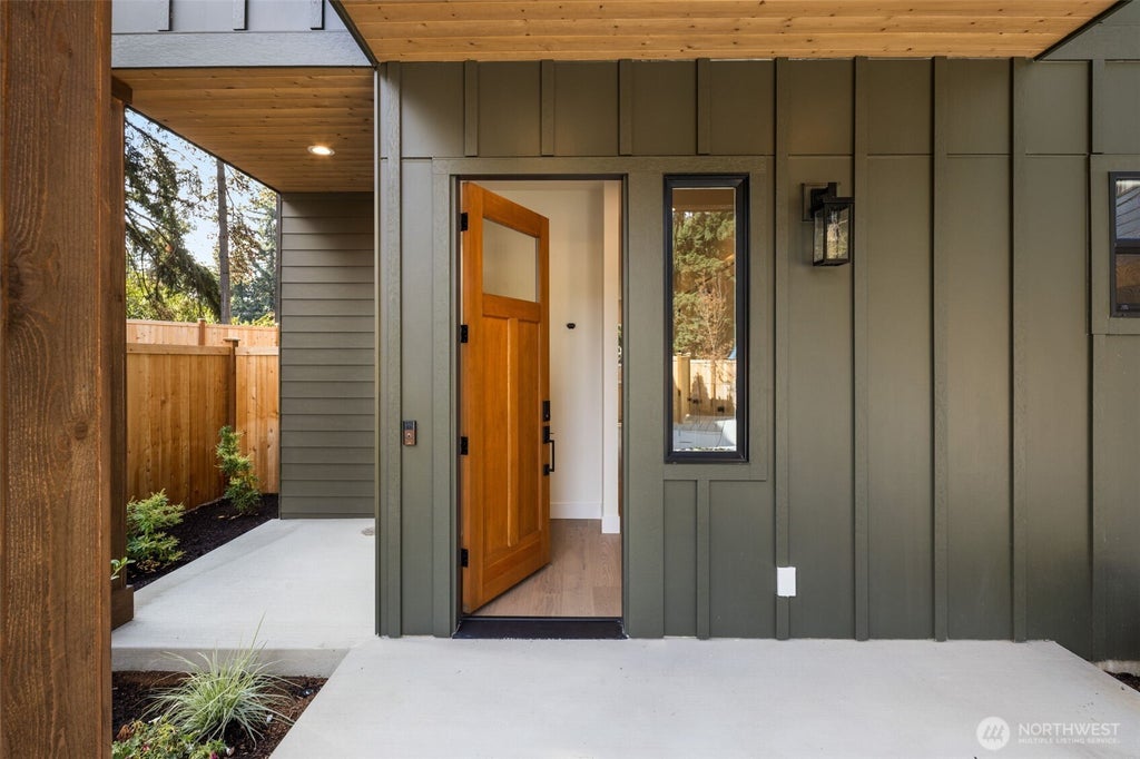 Photo of 13633 103rd NE, Kirkland, WA 98034 (MLS # 2590389)