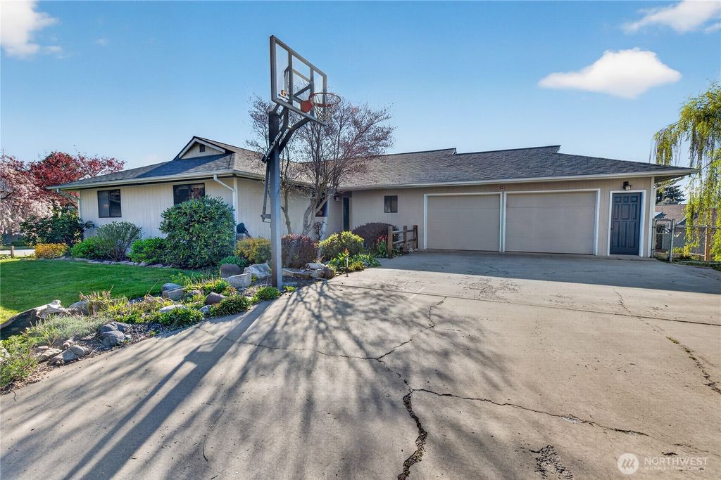 Photo of 2629 Lemaister Avenue, Wenatchee, WA 98801 (MLS # 2506952)