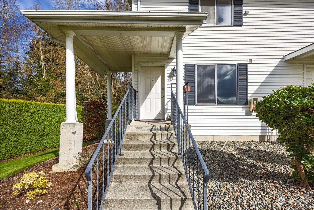 Photo of 302 S 325th Lane, Federal Way, WA 98003 (MLS # 2219340)