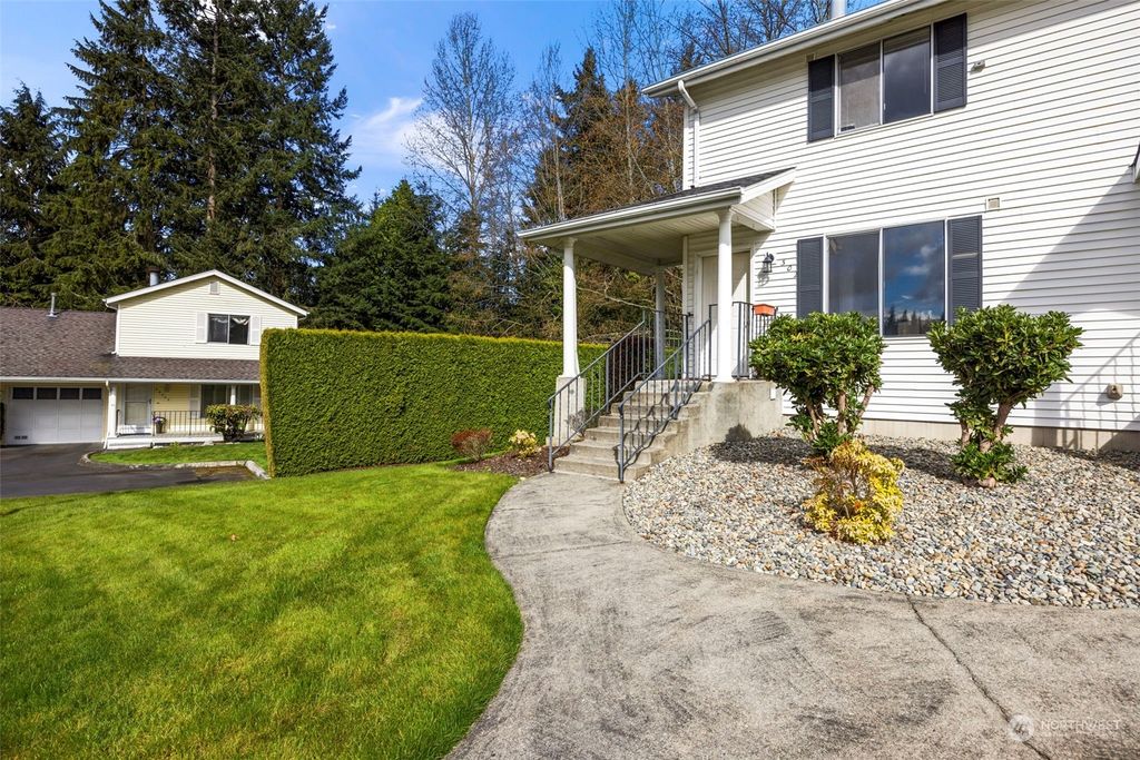 Photo of 302 S 325th Lane, Federal Way, WA 98003 (MLS # 2219340)