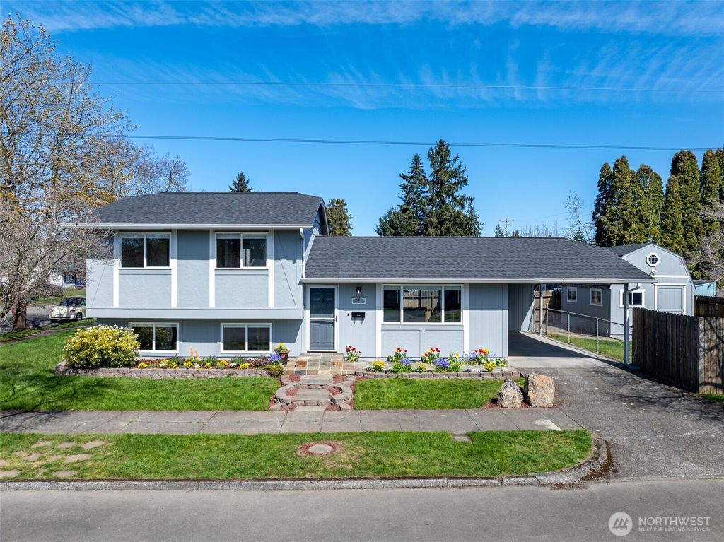 Photo of 721 W 4th Street, Centralia, WA 98531 (MLS # 2505776)