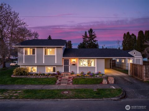 Photo of 721 W 4th Street, Centralia, WA 98531 (MLS # 2505776)