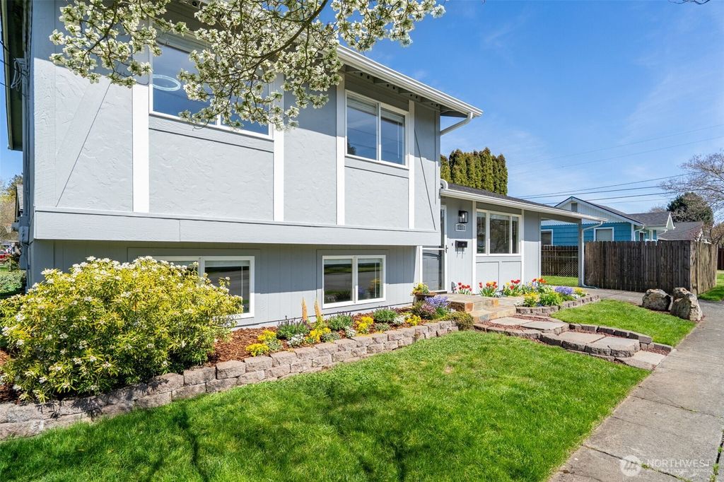 Photo of 721 W 4th Street, Centralia, WA 98531 (MLS # 2505776)