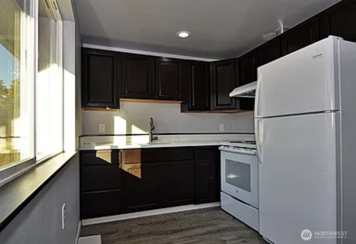 3703 S Manitou