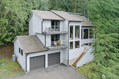 Photo of 25028 SE Mirrormont Blvd Blvd, Issaquah, WA 98027 (MLS # 2504142)