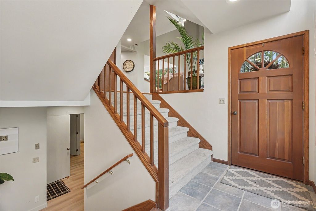 Photo of 25028 SE Mirrormont Blvd Blvd, Issaquah, WA 98027 (MLS # 2504142)