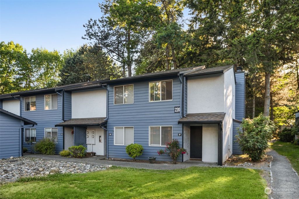 Photo of 220 Newport Way NW #E-37, Issaquah, WA 98027 (MLS # 2075718)