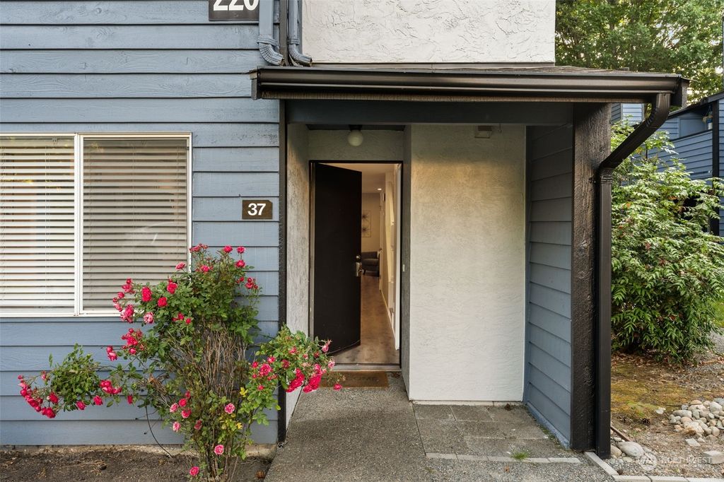 Photo of 220 Newport Way NW #E-37, Issaquah, WA 98027 (MLS # 2075718)