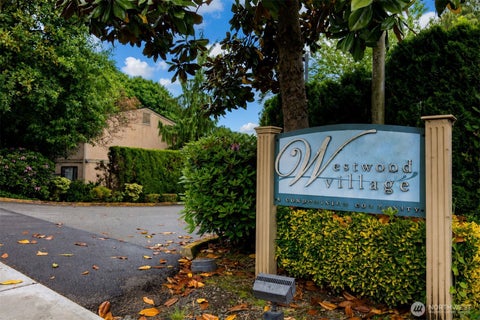 Photo of 10037 NE 138th Place #D2, Kirkland, WA 98034 (MLS # 2531036)
