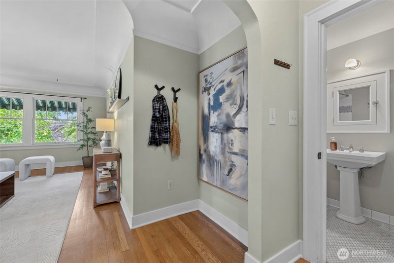 2634 Franklin Avenue E 202
