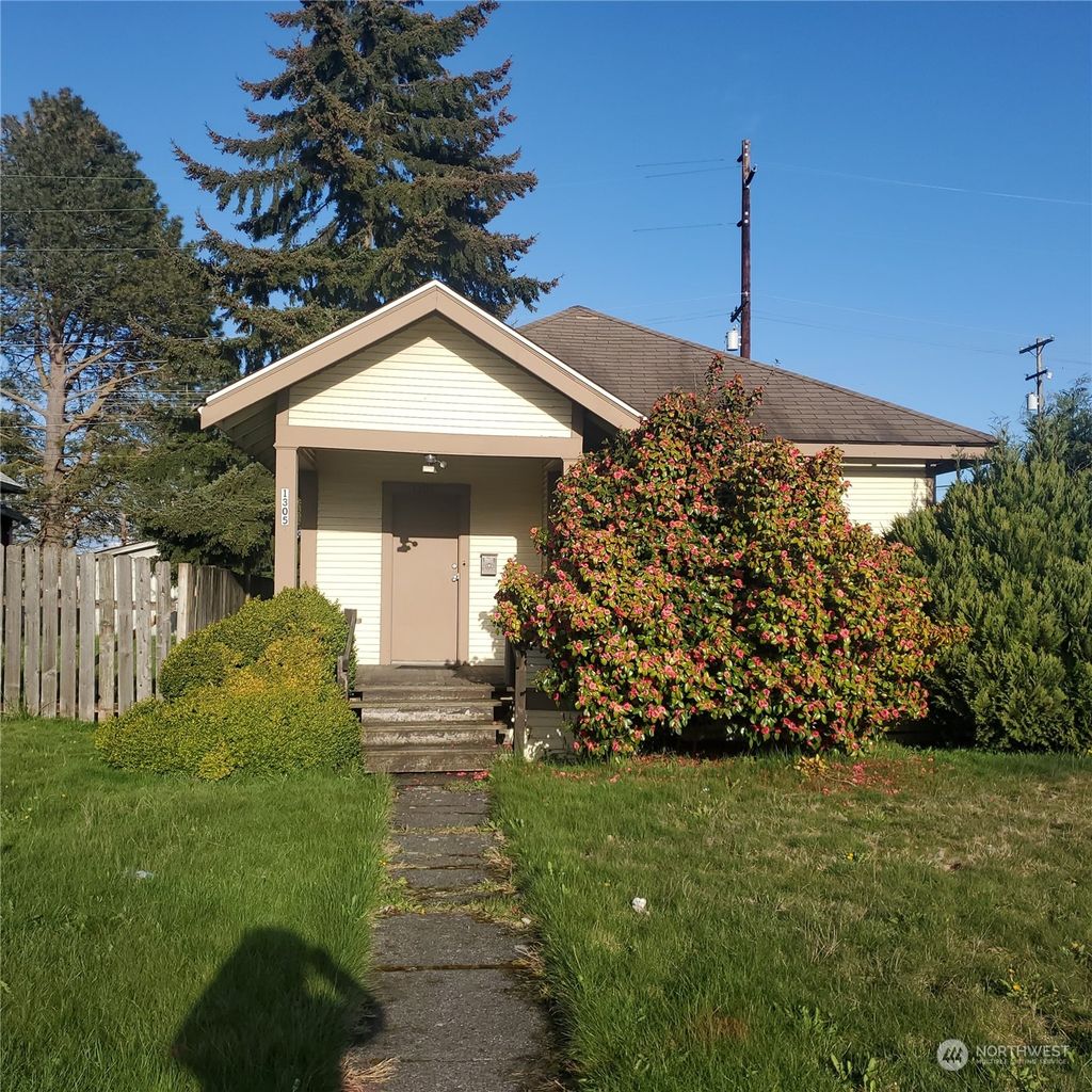 Photo of 1305 &amp; 1301 Broadway Avenue, Everett, WA 98201 (MLS # 2055663)