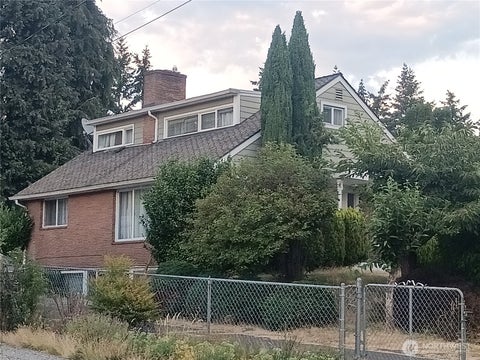 Photo of 522 NE 127th Street, Seattle, WA 98125 (MLS # 2327308)