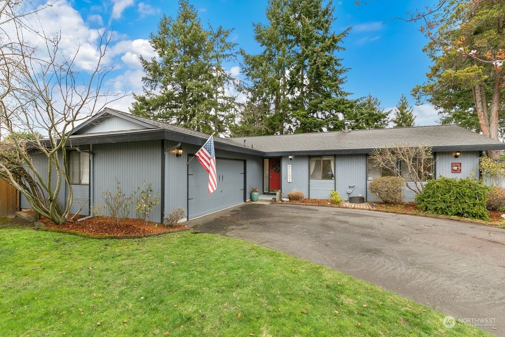 Photo of 2110 SE 21st Court, Renton, WA 98055 (MLS # 2047504)