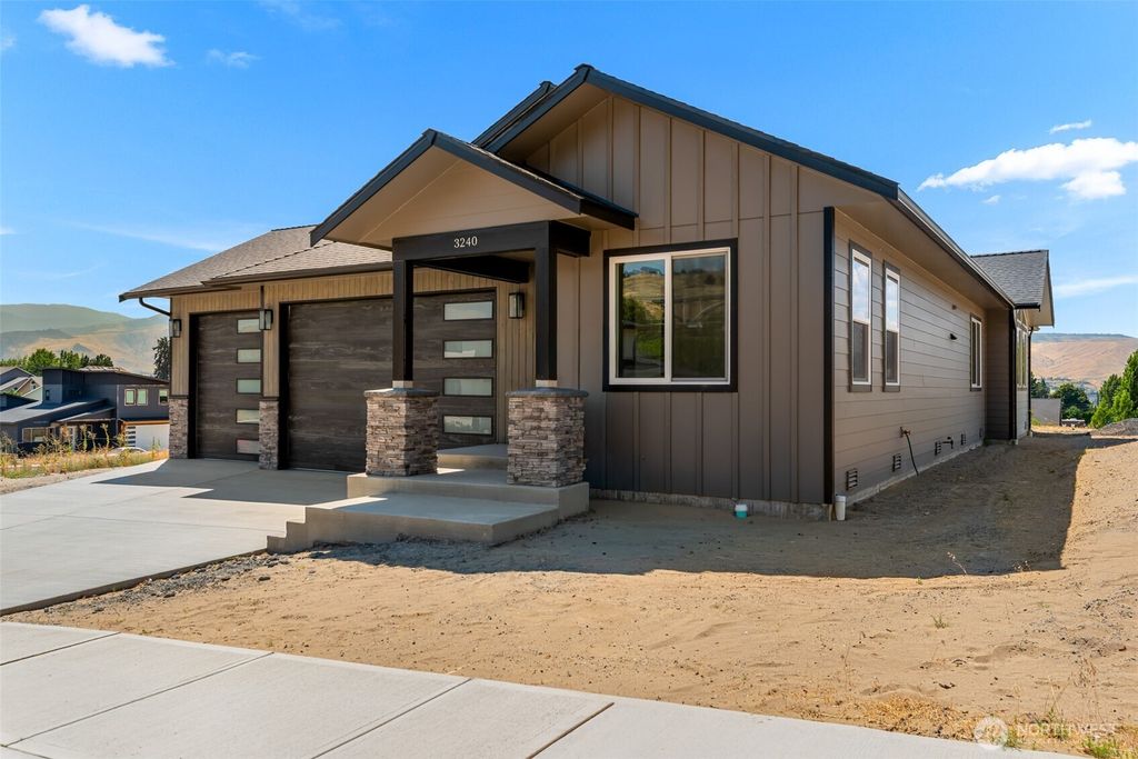 Photo of 3240 NW Brianna Avenue, East Wenatchee, WA 98802 (MLS # 2549371)