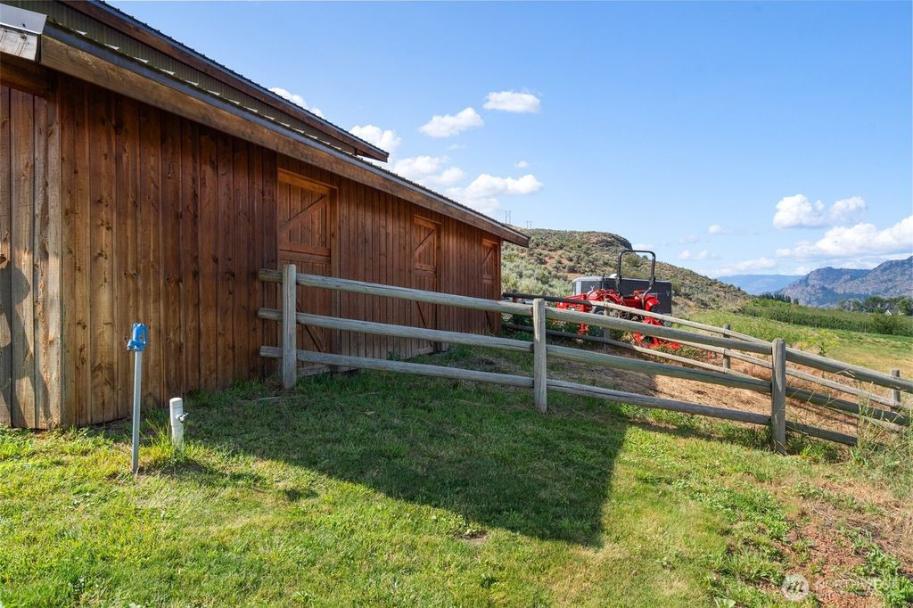 Photo of 36 Rooster Flats, Oroville, WA 98844 (MLS # 2487515)