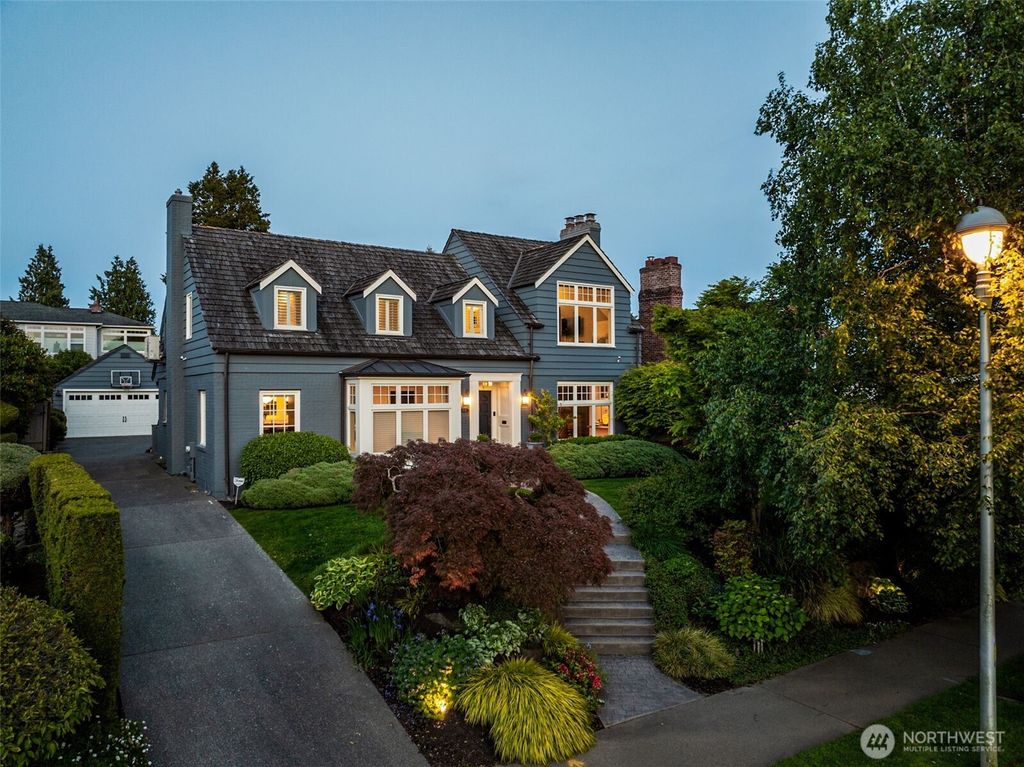 Photo of 2642 W Viewmont Way W, Seattle, WA 98199 (MLS # 2367420)