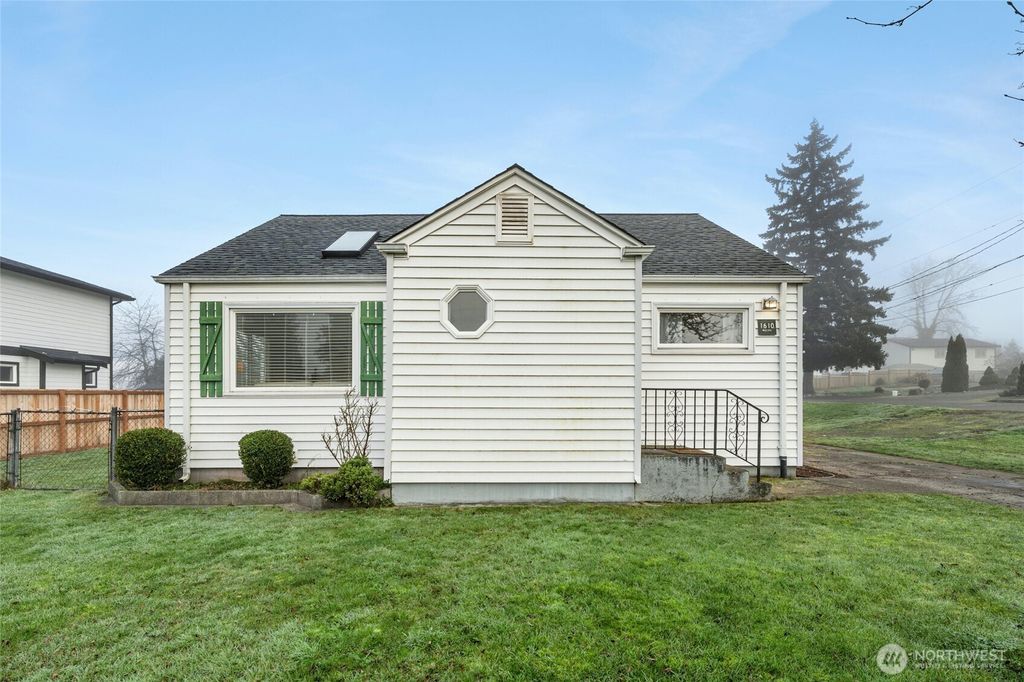 Photo of 1610 Maine Street, Milton, WA 98354 (MLS # 2476031)