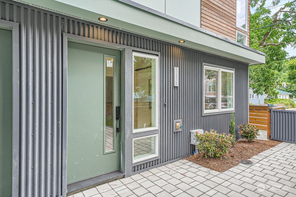 Photo of 525 22nd Avenue #B, Seattle, WA 98122 (MLS # 2281230)