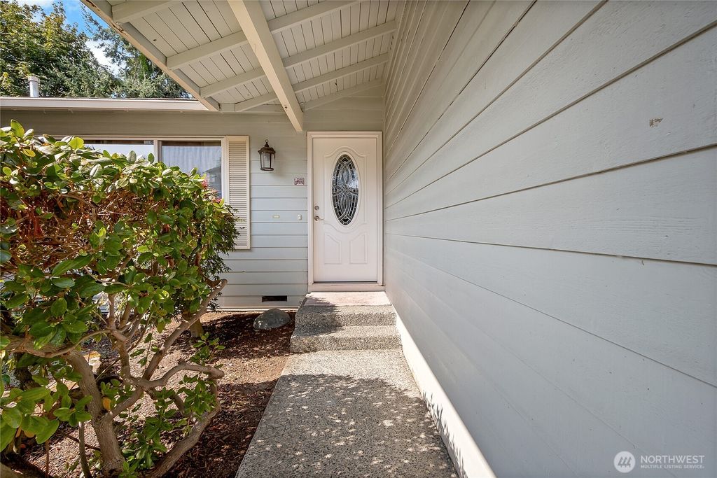 Photo of 2203 Lincoln Pl. Se. Pl, Renton, WA 98055 (MLS # 2430715)