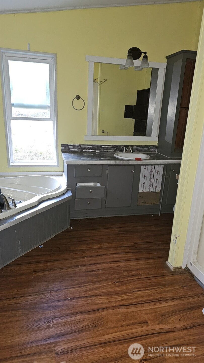 1104 E Alderwood Road