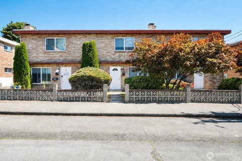 Photo of 9208 Ashworth Avenue N, Seattle, WA 98103 (MLS # 2574655)