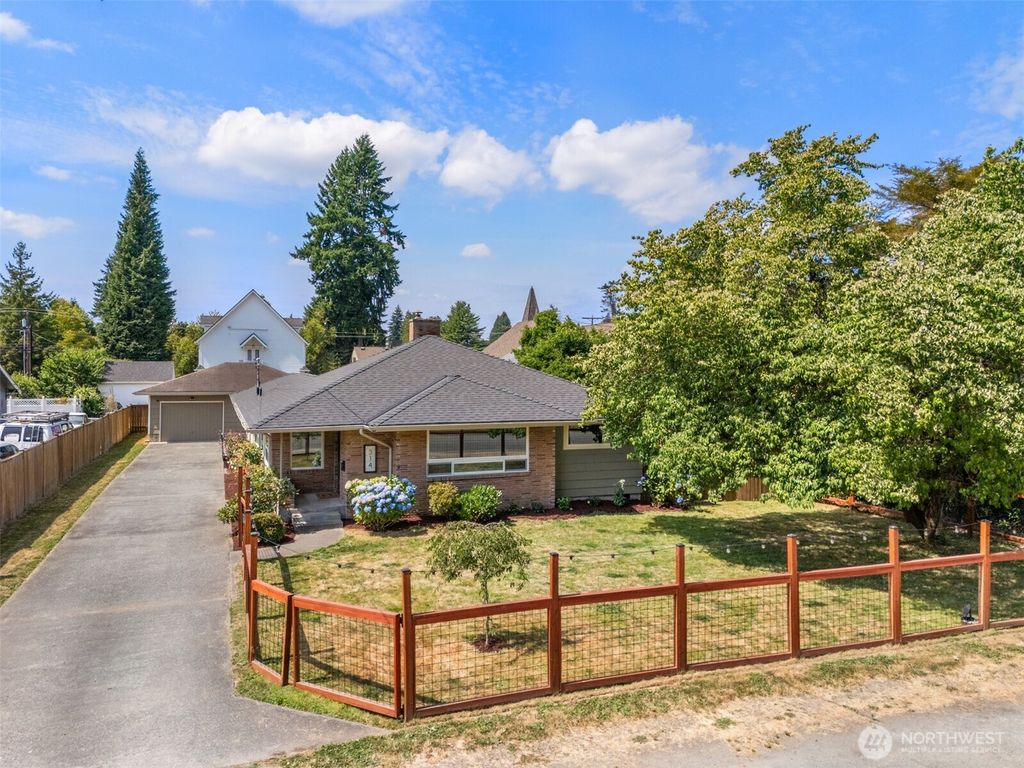 Photo of 314 S Ferry Avenue, Monroe, WA 98272 (MLS # 2412932)