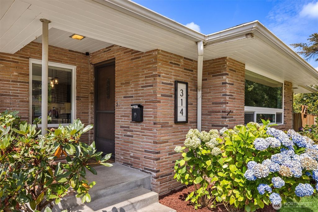 Photo of 314 S Ferry Avenue, Monroe, WA 98272 (MLS # 2412932)