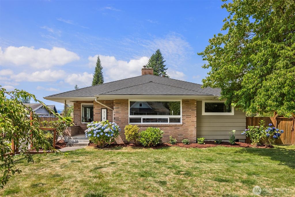 Photo of 314 S Ferry Avenue, Monroe, WA 98272 (MLS # 2412932)