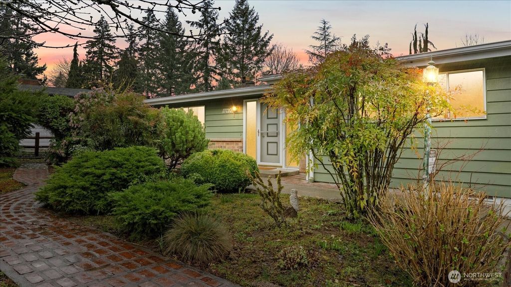 Photo of 13720 139th Avenue SE, Renton, WA 98059 (MLS # 2349909)