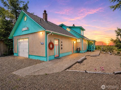 Photo of 15217 Pacific Way, Long Beach, WA 98631 (MLS # 2507319)