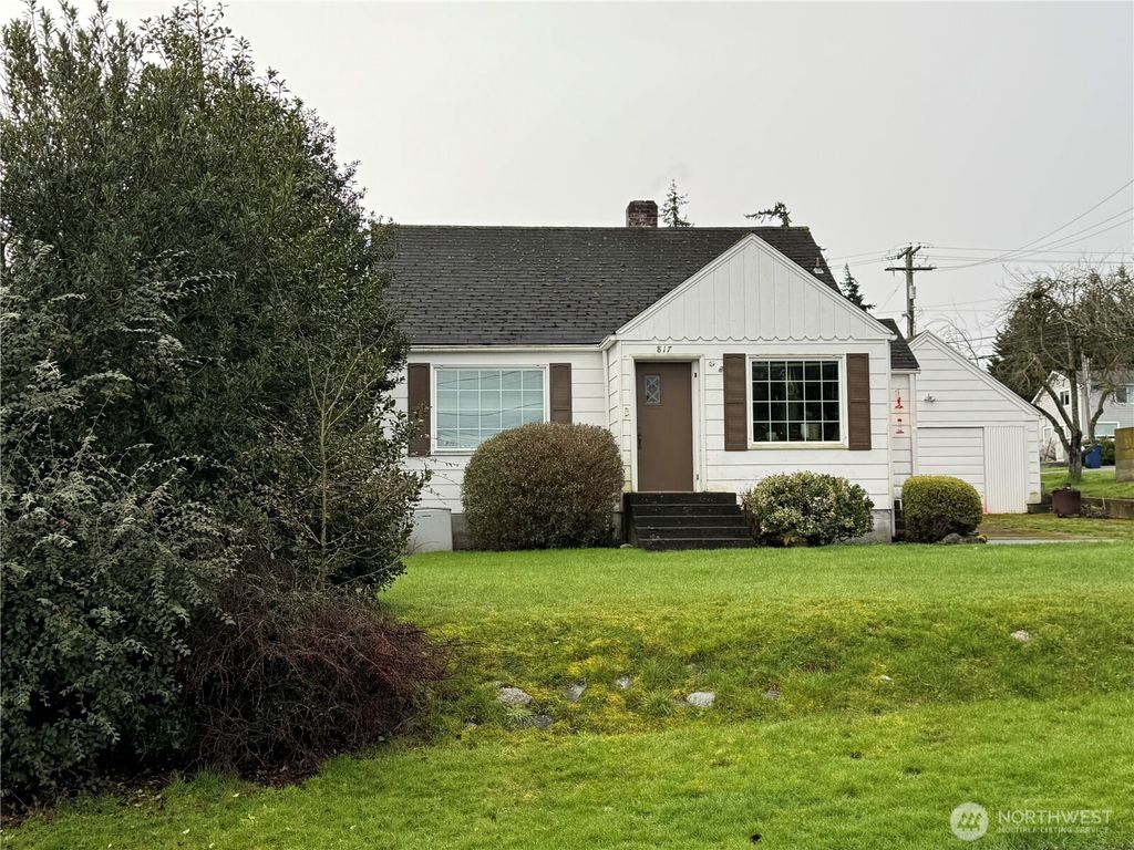 Photo of 817 34th Street, Anacortes, WA 98221 (MLS # 2517187)